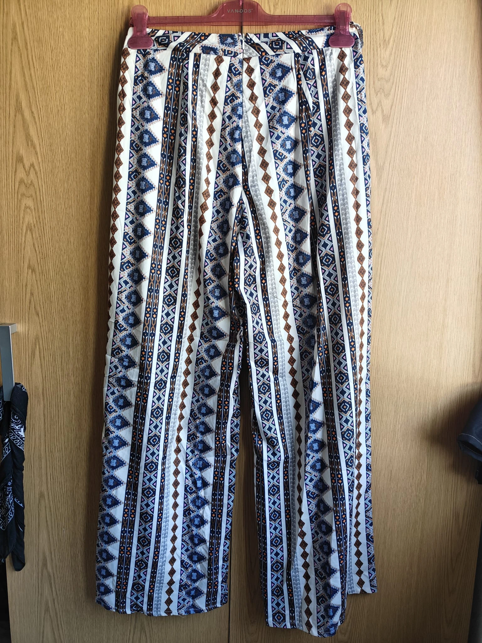 Long summer pants with a vibrant geometric pattern – photo 3